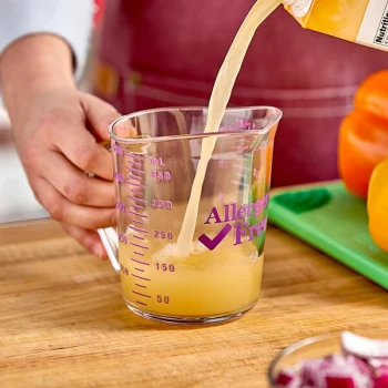 Cambro 50MCCW441 Camwear® 1 Pint Purple Allergen-Free Polycarbonate Measuring Cup