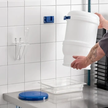 Choice 5 Gallon Polypropylene Ice Tote Kit with 12 oz. Scoop, Scoop Holder, Lid, and Mounting Bracket